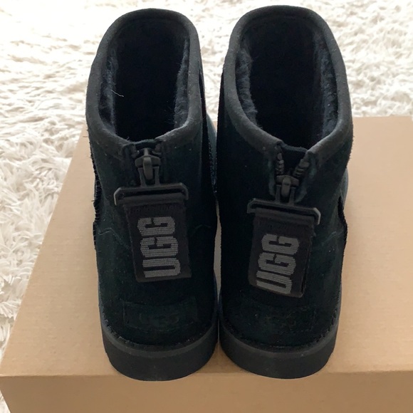 NWB authentic Ugg classic mini logo zip black boots - Picture 4 of 8